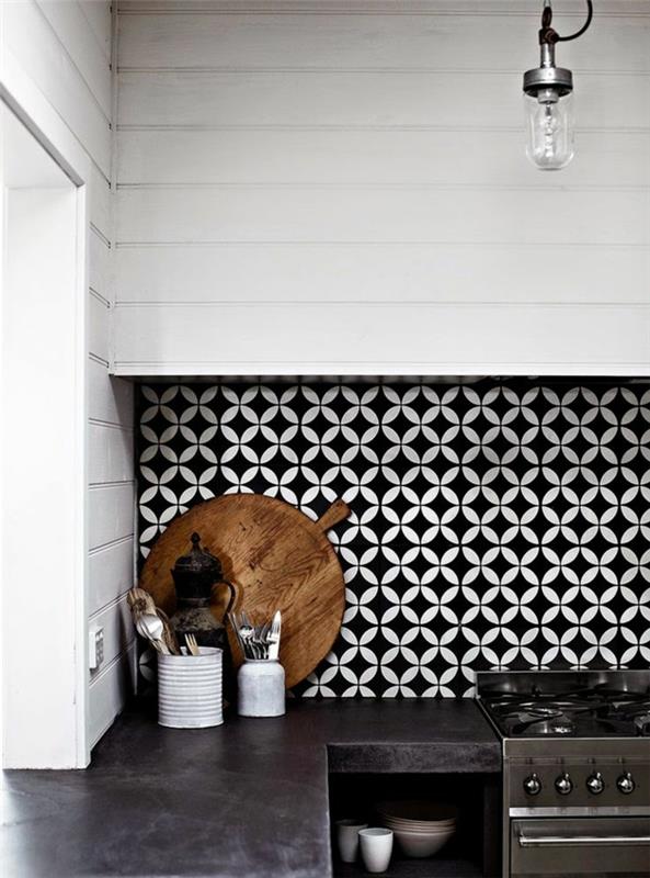 cierna-biela-dlazba-v-kuchynskej-stene-dekoracia-pre-cierno-bielu kuchynu