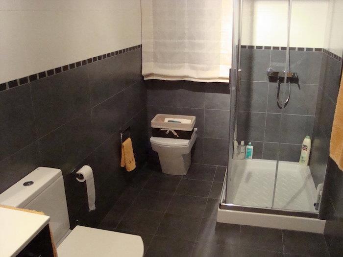 obklady a dlažby do kúpeľne antracitovo sivej farby, tmavosivé talianske obklady do sprchy