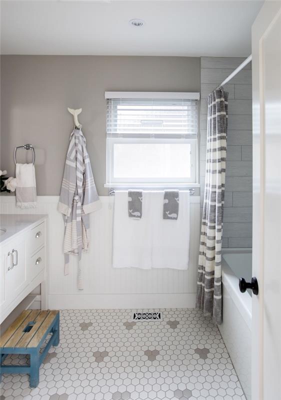 designa ett litet badrum för barn med badkar, vilka färger för ett grått och vitt badrum