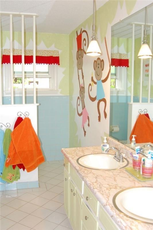 liten badrumsdekoration i gröna och röda färger, exempel på väggdesign i ett barns badrum