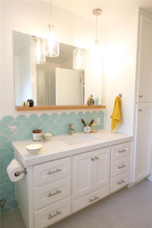 vit barn badrumsinredning med turkosstänk, litet badrumslayout med stor spegel