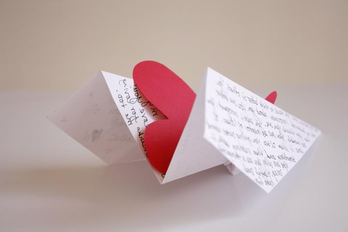 malé originálne milostné správy v papierových lietadlách ozdobené malými papierovými srdiečkami
