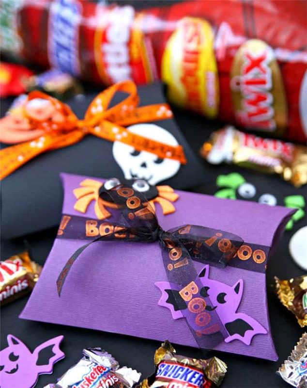 överraskning halloween kortgodis behandlar lila kartongkort med svart band läskig fladdermusfigur