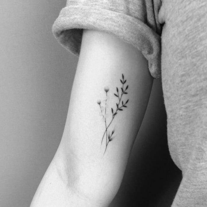 Nápady na tetovanie, tetovanie kvetinou, maglietta manica corta