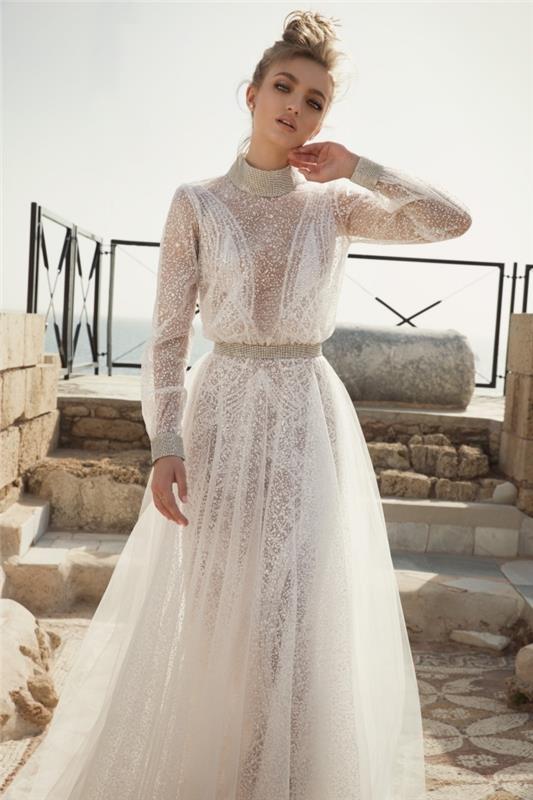 فستان زفاف بوهيمي رائع ، موديل فستان أبيض شفاف مع تطبيقات مرصعة بالجواهر حول الرقبة والأساور