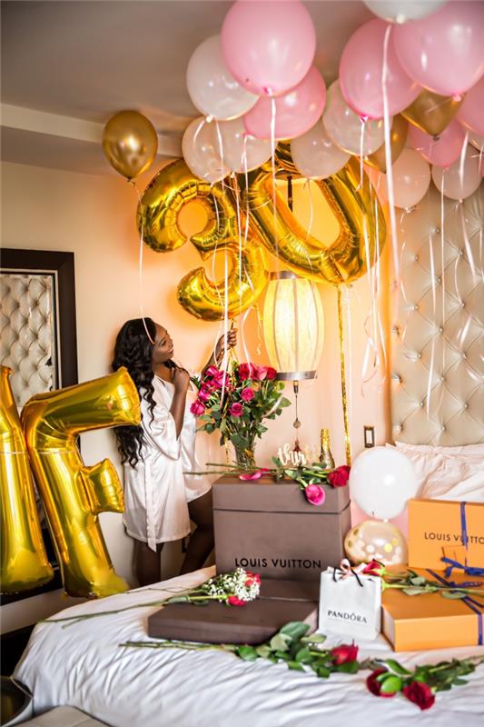 överraskning att önska en grattis på födelsedagen 30 år kvinna, hotellrumsdekoration med heliumballonger