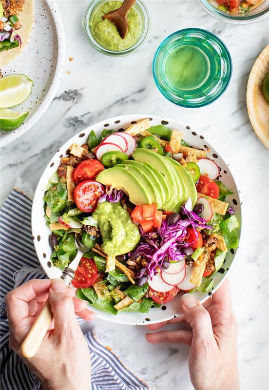 Messiconi tacos, tortillas a strisce, insalata di tacos, avokádové tagliato a fette, insalata con guacamole