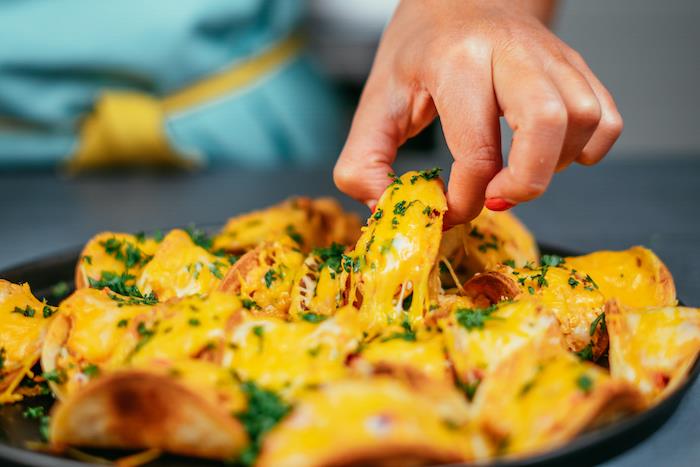 Príďte si pripraviť messické tortilly, tacos con formaggio fuso, donna che cucina