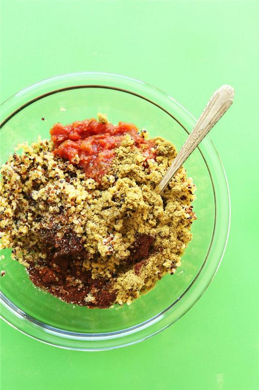 Ciotola con quinoa, ciotola con salsa di pomodoro, piatti messicani