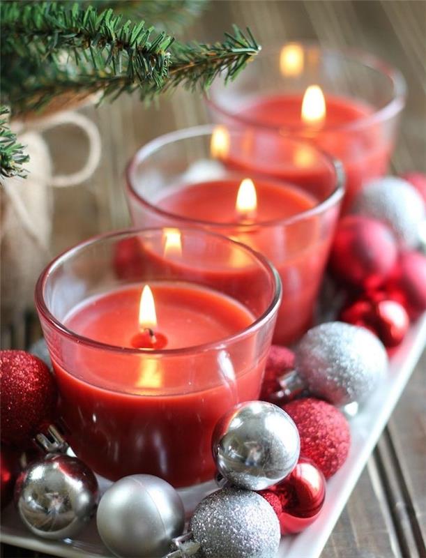 ako urobiť vianočnú dekoráciu na stôl vlastnoručne, biely podnos s červenými a striebornými vianočnými guľami a červenými sviečkami