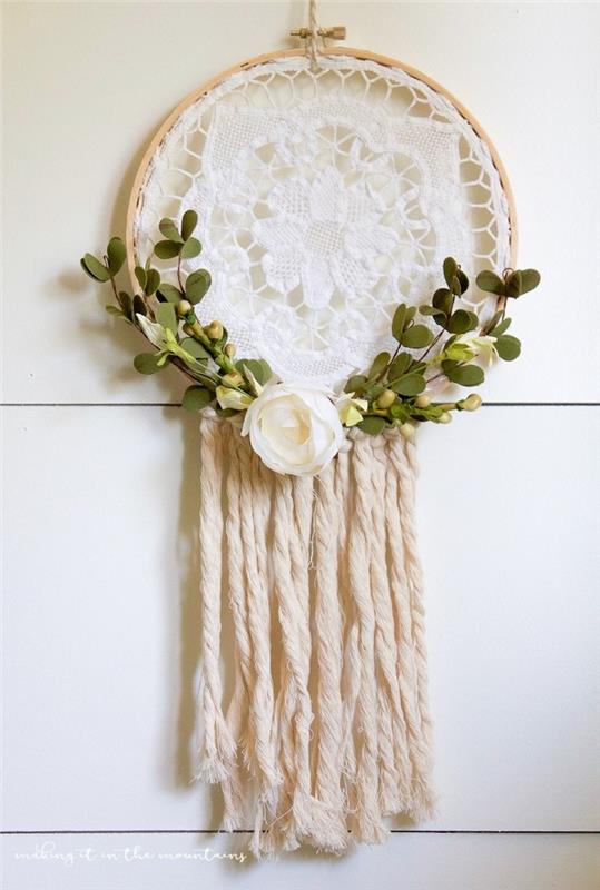 ručne vyrobený lapač snov na svadbu, výšivka, ktorá obsahuje bielu čipku, kúsky vlny, zelené konáre a bielu ružu