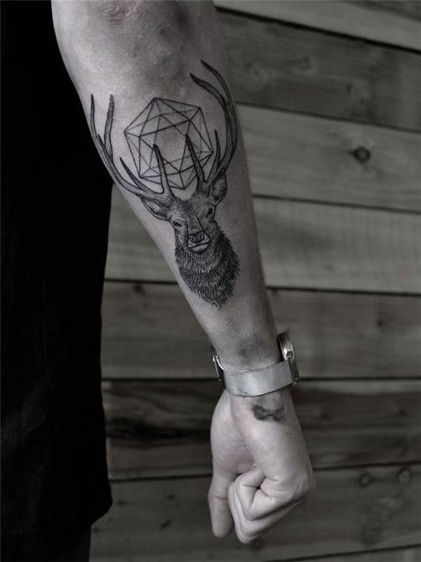 Nordisk tatuering av rådjur och geometrisk figur på en mans underarm, svart design