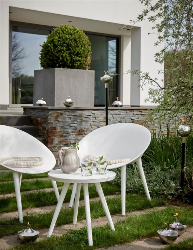 moderný exteriérový dizajn v záhrade zariadenej bielym nábytkom a upravenej záhrade s moderným nábytkom