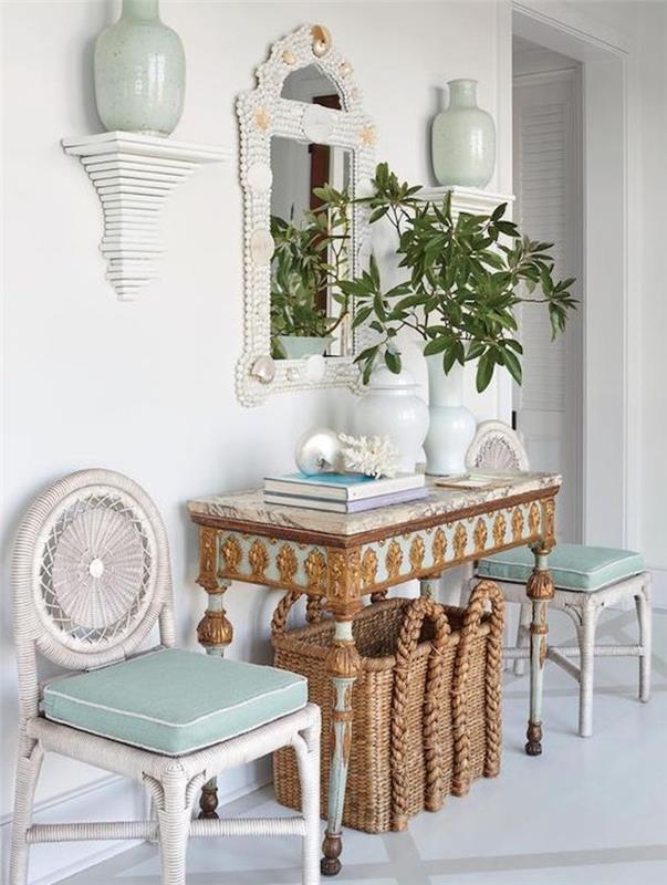 Keramické a celadonové vankúše do kresla Celadon, tkaný košík a stôl so vstupom do domu so zlatou výzdobou, knižné rastliny, barokové zrkadlo, koloniálny štýl, pobrežie