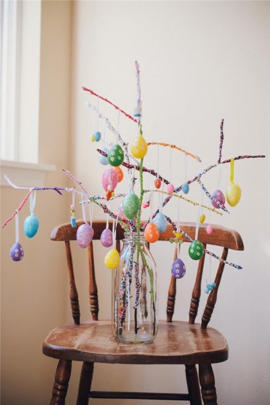 نشاط عيد الفصح السهل للصغار والكبار ، نموذج شجرة DIY في فروع مزينة بخيوط ملونة وبيض