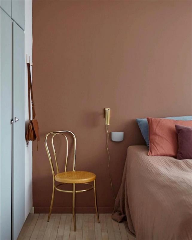 stolička z dreva a zlata moderná dekorácia spálne terakotová farba trendová farebná farba dekoratívne vankúše do spálne pre dospelých
