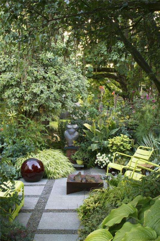 vonkajšia záhradná dekorácia s obmedzeným priestorom, model malej záhrady s cestičkou v doskách a zelenými rastlinami vonku