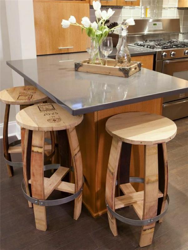 trä-stol-hög-blomma-bar-modernt-kök-parkett-golv-mörkbruna-stolar