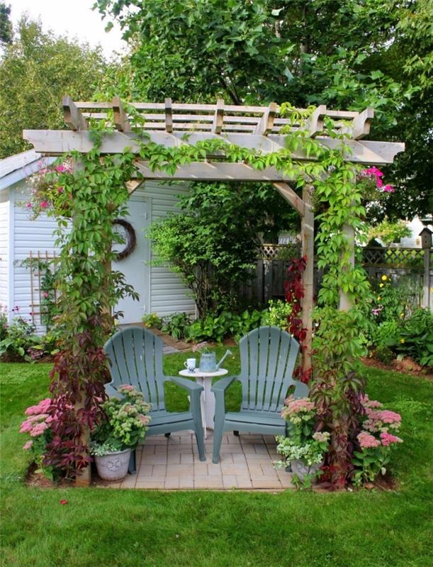 upravená záhradná dispozícia na dvore, drevený oblúkový dekor so sivými stoličkami a malým okrúhlym stolom