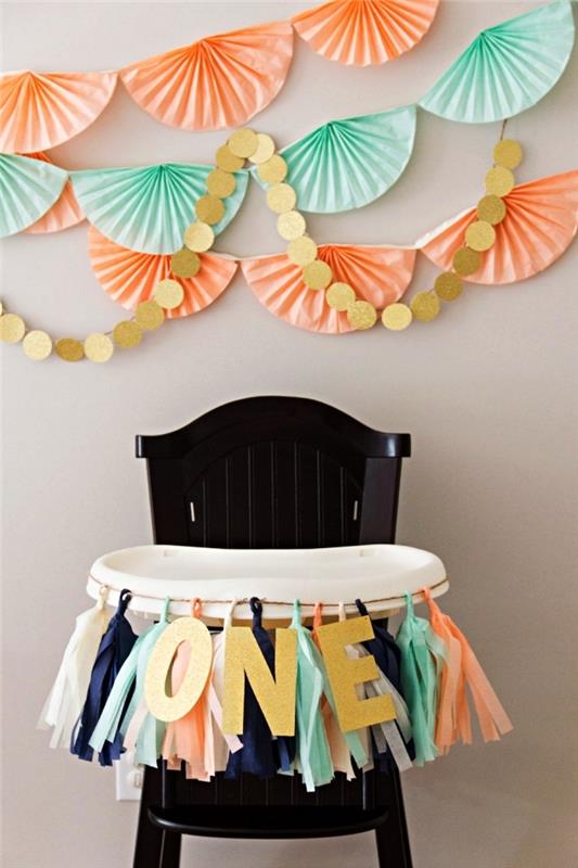 dekoration av en barnstol till bebisens första födelsedag, väggdekoration av pappersrosetter i pastellfärger, idé för födelsedagsdekoration 1 år att göra själv