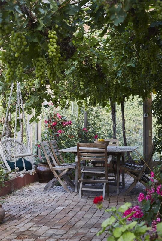 terénne úpravy so stromami a terasou, záhradný dekor so zeleňou a odpočívadlom zariadený dreveným nábytkom