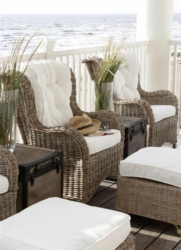 korgstol-rotting-möbler-utomhus-veranda-vacker-utsikt-mot-stranden