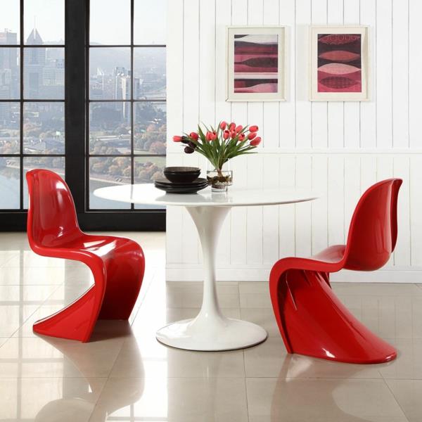 stolička panton-dve-červené-stoličky-a-biela-tabuľka