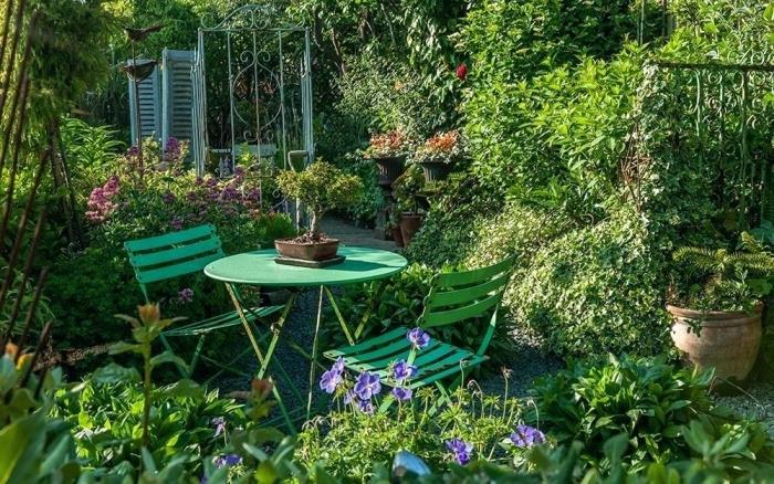 ديكور حديقة خضراء صغيرة بالنباتات ، فكرة أثاث الحدائق من الخشب المطلي باللون الأخضر ، طاولة مستديرة وكرسي للحديقة