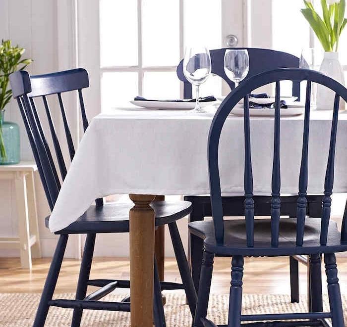 prerobená stolička, príklad jedálenských stoličiek premaľovaných na purpurovú, drevený stôl, potiahnutý bielym obrusom, béžový koberec