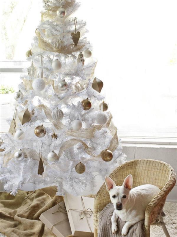 trendig julgransdekoration, vit julgransdekoration med gyllene band och vita bollar, snygg vit- och guldträdsmodell med metallprydnader