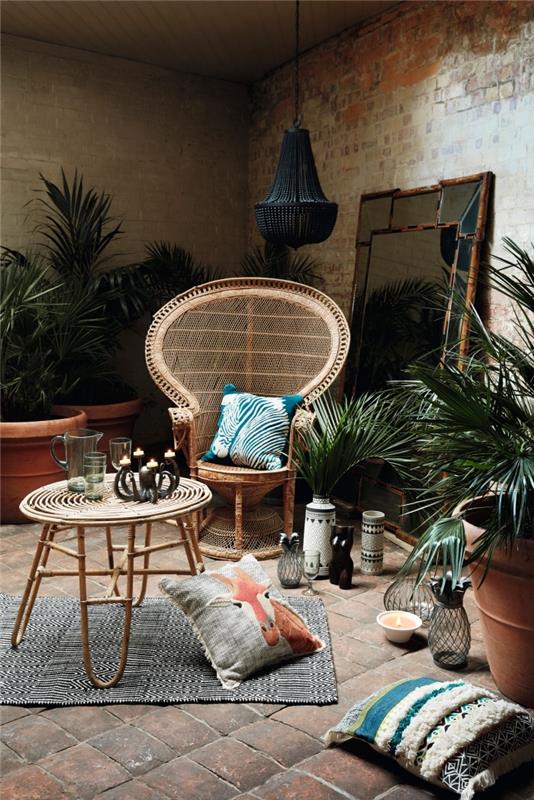 exotická atmosféra v obývačke s červenými tehlovými stenami, etnickým dekorom s veľkým terakotovým kvetináčom a zelenými rastlinami