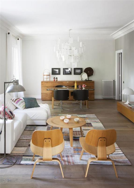 Skandinávska stolička do obývačky s malým konferenčným stolíkom a škandinávske stoličky