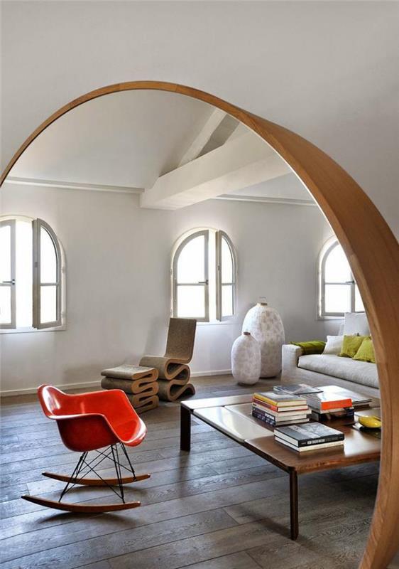 Škandinávska-drevo-a-plastová-stolička-a-štvorcový-stôl-drevo-architektúra-originál