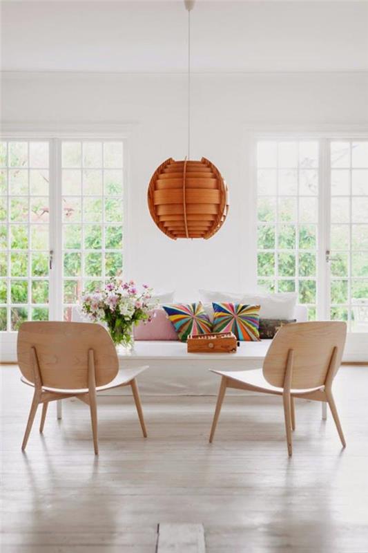 Škandinávska stolička-veľká obývačka-minimalistické usporiadanie-dve krásne škandinávske stoličky