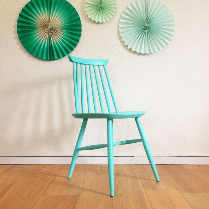 modro-premaľované-škandinávske-kreslo-drevené-stoličky