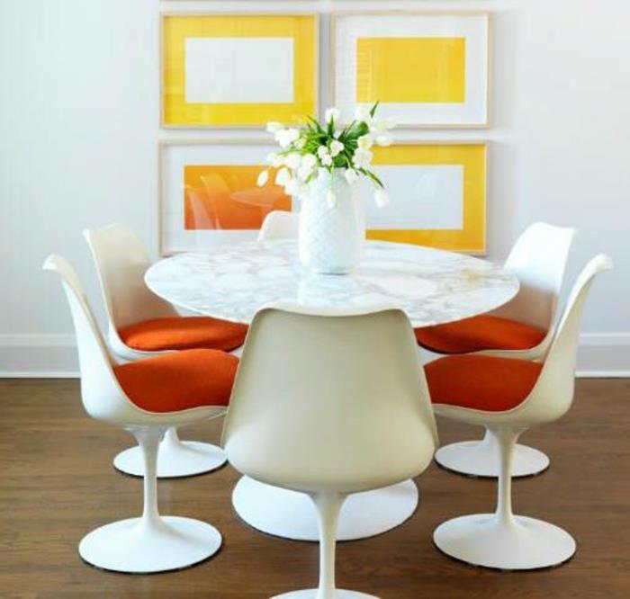 tulpan-stol-orange-sitt-kuddar-abstrakt-väggmålningar