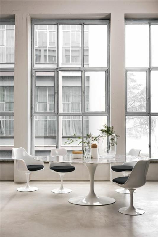 tulpan-stol-stora-vita-fönster-oval-glas-bord