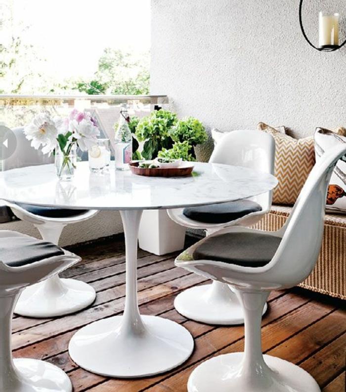 tulpan-stol-vit-bord-trä-golv-kontrast-vackra