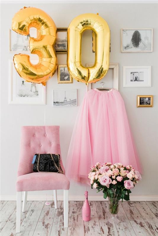billig födelsedagsdekor i ett vitt rum med en pastellrosa fåtölj och en bukett rosor