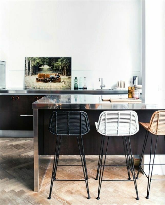 bar-stolar-hög-vit-svart-modern-kök-med-en-bar-parkett-golv-vit-vägg