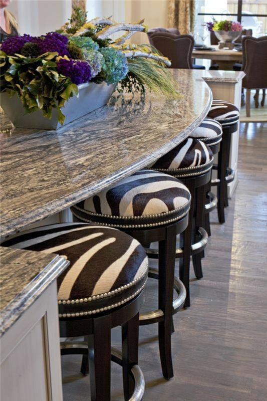 elegant stil-hög-bar-stolar-blomma-kök-bar