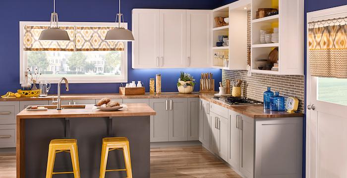 Biela a drevená kuchyňa, kuchynský ostrovček s drezom, modrá stena, kombinovanie farieb v kuchyni, farebná asociácia