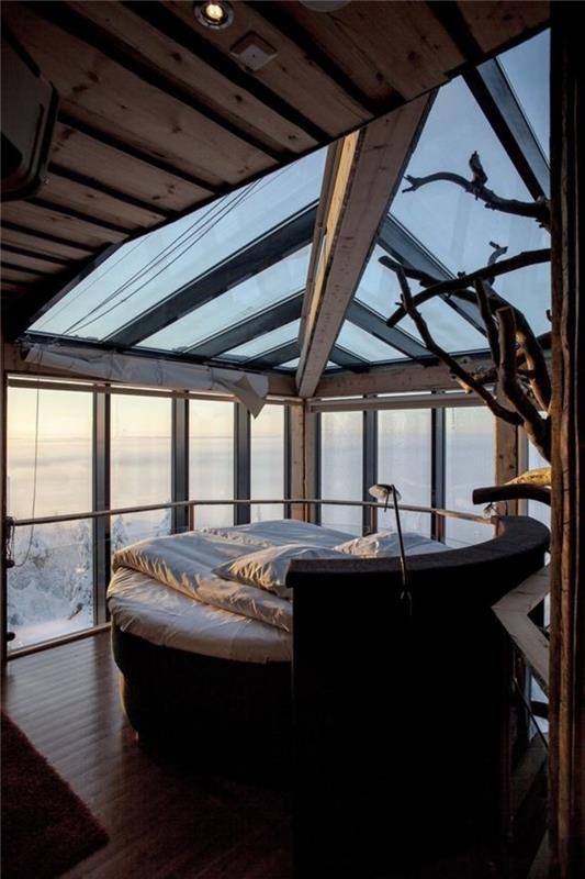 غرفة نوم مع سقف زجاجي سقف زجاجي في غرفة النوم