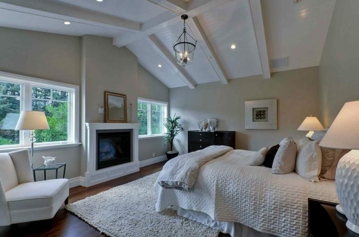 غرفة نوم رمادية وبيضاء ، غرفة نوم حديثة للبالغين بلونين ، أرضية خشبية داكنة ، سجادة بيضاء ، كرسي بذراعين أبيض
