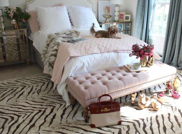 modern dekoration för vuxen sovrum, matta med djurtryck, rosa bäddsoffa, rosa sängkast, väska och skor med höga klackar