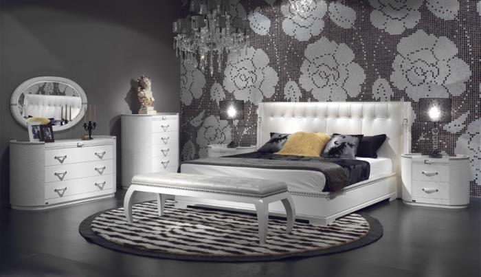 layout för vuxna sovrum i neutrala färger och lyxig design med kristallkrona och vita möbler