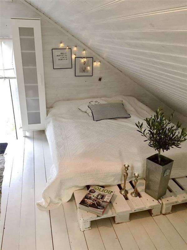 dispozícia monochromatickej podkrovnej spálne celá v bielej farbe s nízkou paletovou posteľou vymaľovanou na bielo