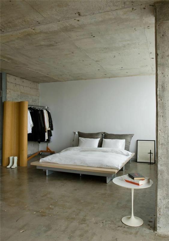 neobvyklá spálňa s leroy-merlinom-voskovaným betónom-bielymi stenami-sivým stropom