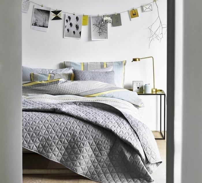 nápad, ako vyzdobiť škandinávsku spálňu, sivú posteľnú bielizeň so žltými akcentmi, svetlé parkety, kovový nočný stolík, foto girlandu