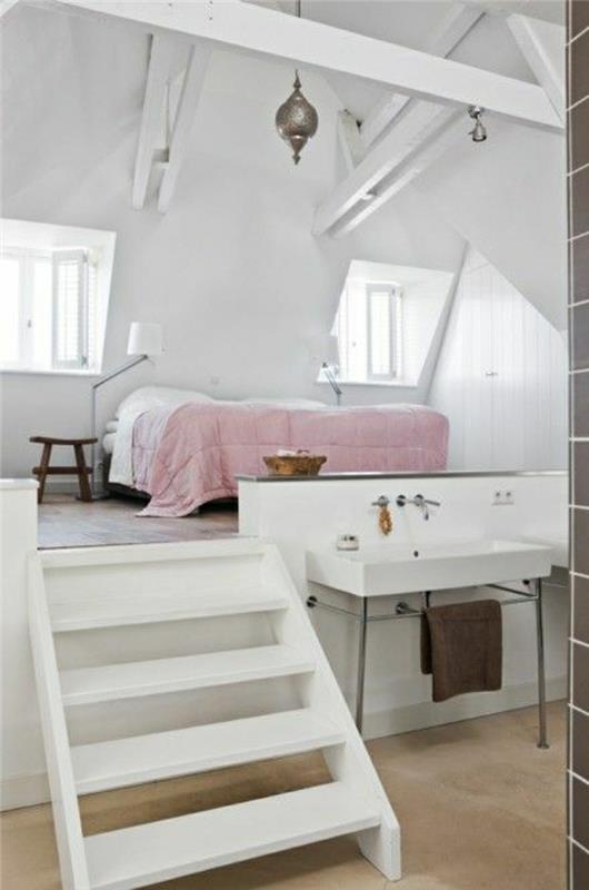 spálňa-podkrovie-biele-drevené-schodisko-béžová-ľan-podlaha-spálňa